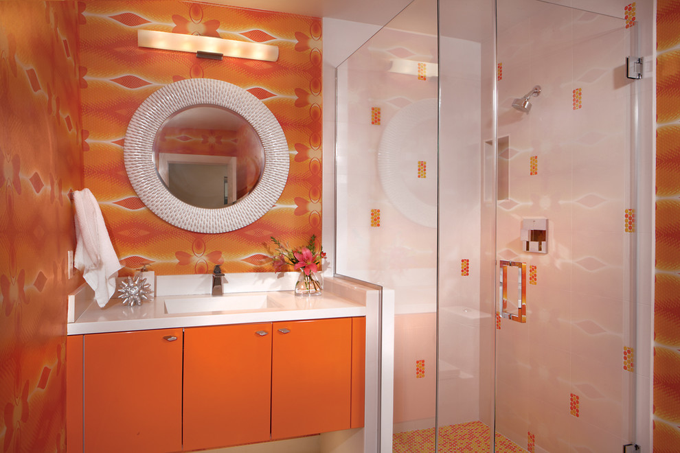 Großes Retro Badezimmer mit integriertem Waschbecken, flächenbündigen Schrankfronten, orangefarbenen Schränken, Quarzwerkstein-Waschtisch, Eckdusche, orangen Fliesen, Keramikfliesen, oranger Wandfarbe und Keramikboden in Phoenix