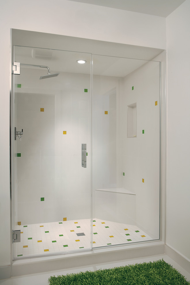 На фото: большая ванная комната в стиле ретро с душем в нише, белой плиткой, керамической плиткой, белыми стенами и полом из керамической плитки