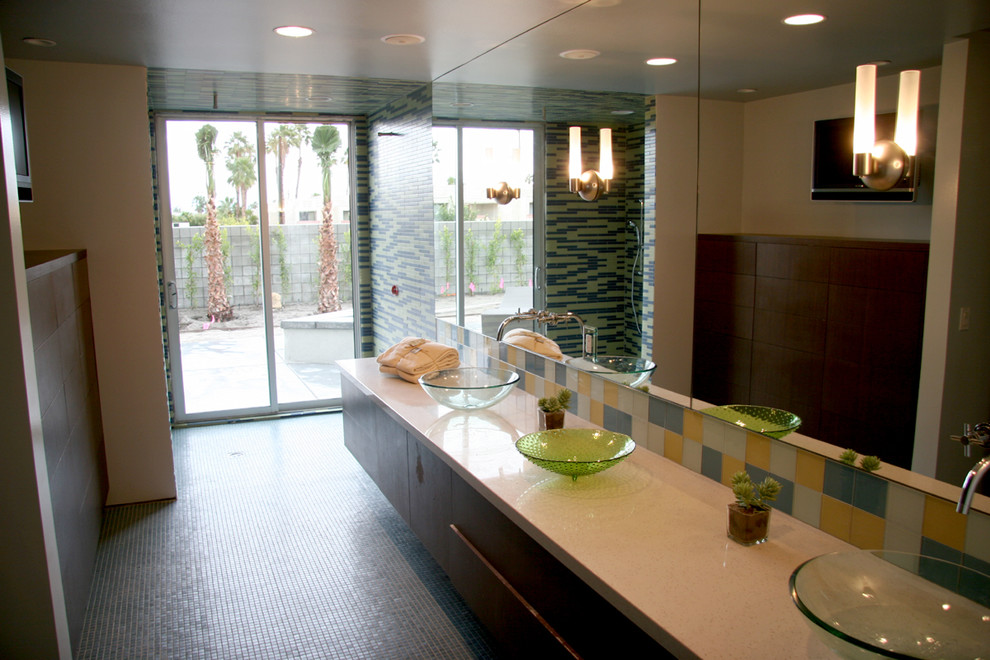 Modernes Badezimmer mit Mosaikfliesen, Aufsatzwaschbecken und Pflanzen in Los Angeles