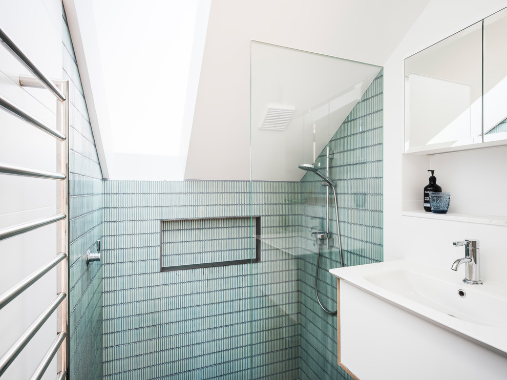 Exempel på ett mellanstort modernt badrum för barn, med möbel-liknande, vita skåp, en dusch i en alkov, en toalettstol med hel cisternkåpa, grön kakel, keramikplattor, gröna väggar, klinkergolv i keramik, ett väggmonterat handfat och med dusch som är öppen