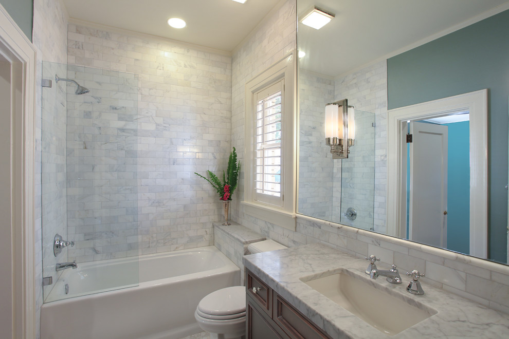 Idéer för mellanstora vintage badrum, med luckor med infälld panel, skåp i mellenmörkt trä, ett badkar i en alkov, en dusch/badkar-kombination, grå kakel, vit kakel, stenkakel, ett undermonterad handfat, marmorbänkskiva och med dusch som är öppen