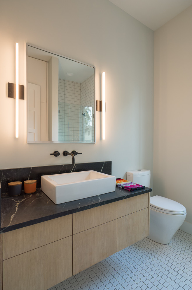 Стильный дизайн: ванная комната среднего размера в современном стиле с плоскими фасадами, светлыми деревянными фасадами, душем в нише, унитазом-моноблоком, белой плиткой, керамогранитной плиткой, белыми стенами, полом из мозаичной плитки, душевой кабиной, настольной раковиной и мраморной столешницей - последний тренд