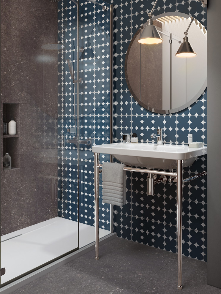На фото: ванная комната среднего размера в стиле лофт с душем в нише, серой плиткой, цементной плиткой, разноцветными стенами, бетонным полом, душевой кабиной, консольной раковиной, серым полом и душем с раздвижными дверями