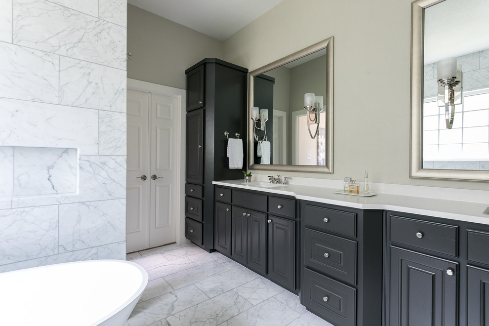 Ejemplo de cuarto de baño principal clásico renovado de tamaño medio con bañera exenta, ducha a ras de suelo, baldosas y/o azulejos de mármol, suelo de mármol y ducha abierta