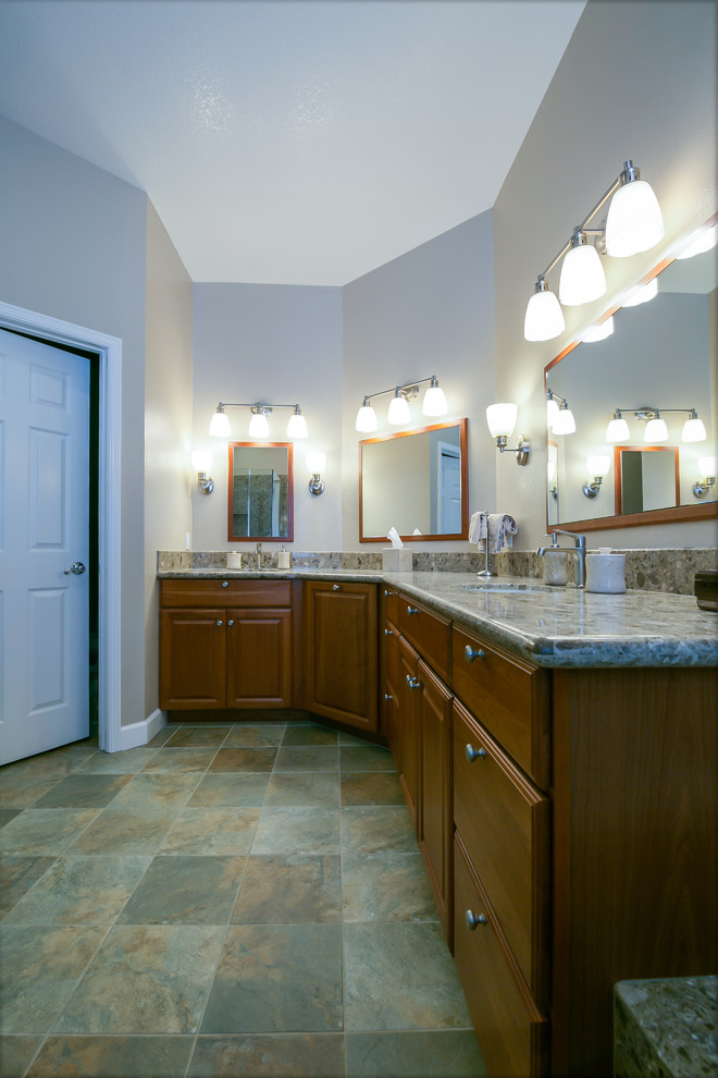 На фото: большая главная ванная комната в классическом стиле с фасадами с выступающей филенкой, темными деревянными фасадами, накладной ванной, душем в нише, коричневой плиткой, плиткой из листового камня, белыми стенами, полом из сланца, врезной раковиной, столешницей терраццо, разноцветным полом и душем с распашными дверями