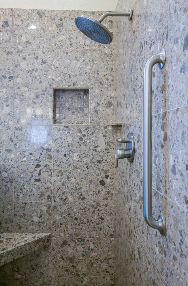 Exempel på ett stort klassiskt en-suite badrum, med luckor med upphöjd panel, skåp i mörkt trä, ett platsbyggt badkar, en dusch i en alkov, brun kakel, stenhäll, vita väggar, skiffergolv, ett undermonterad handfat, bänkskiva i terrazo, flerfärgat golv och dusch med gångjärnsdörr