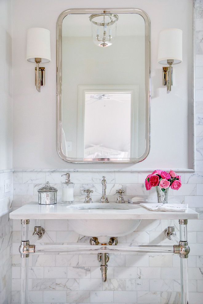 Immagine di una stanza da bagno tradizionale con pareti bianche e lavabo sottopiano