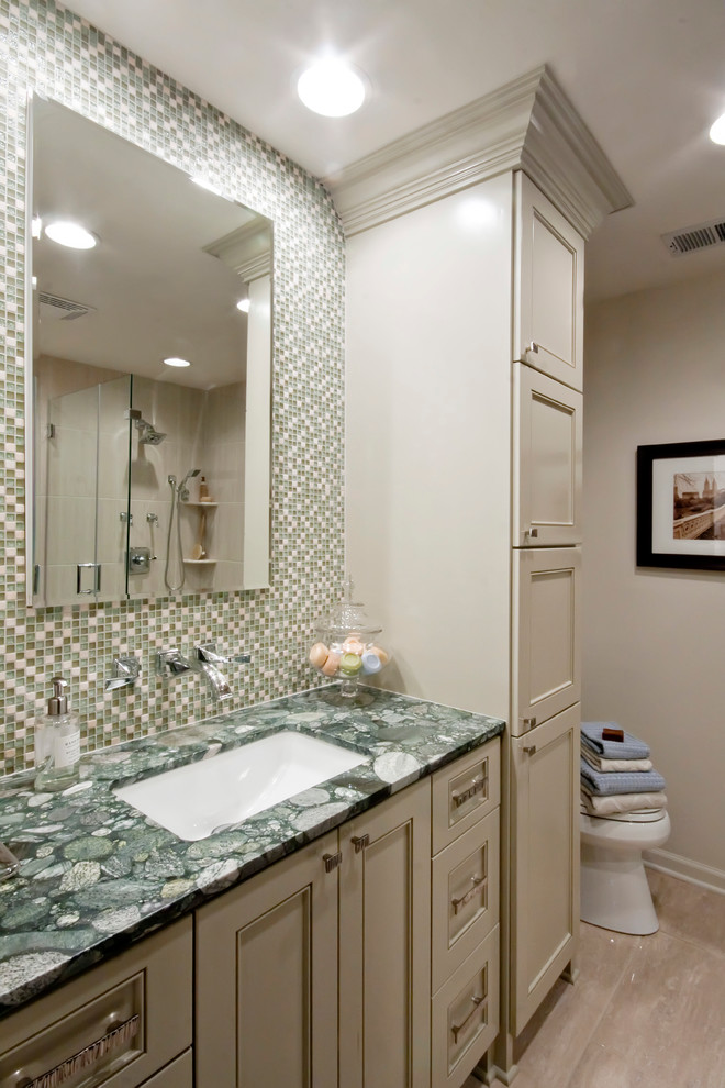 Idee per una piccola stanza da bagno con doccia tradizionale con lavabo da incasso, ante con riquadro incassato, ante beige, top in vetro e pareti beige