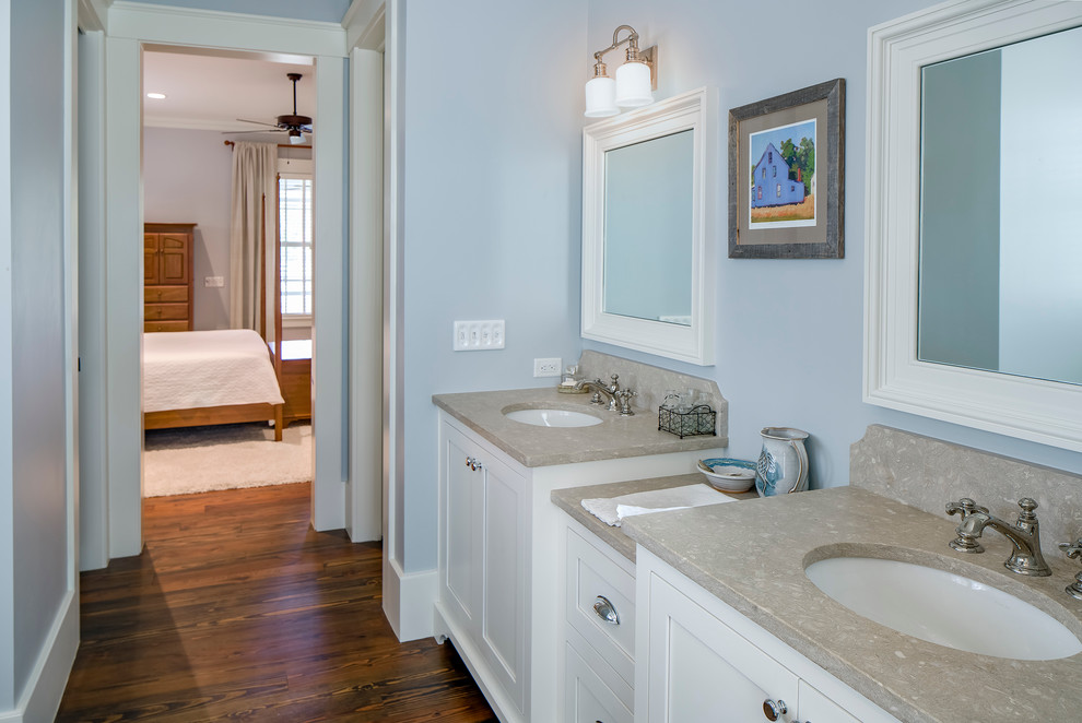 Стильный дизайн: главная ванная комната в стиле неоклассика (современная классика) с фасадами в стиле шейкер, белыми фасадами, синими стенами, паркетным полом среднего тона, врезной раковиной и столешницей из известняка - последний тренд
