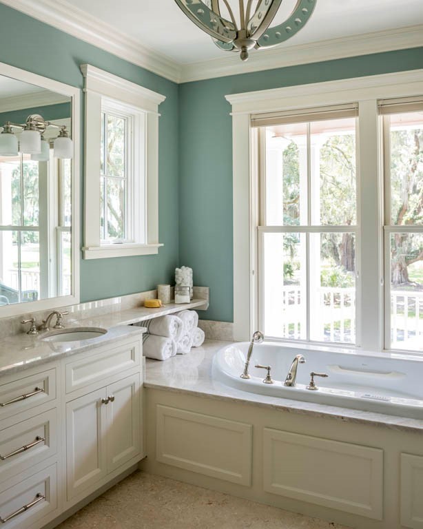 Idéer för ett klassiskt en-suite badrum, med luckor med infälld panel, vita skåp, ett platsbyggt badkar, blå väggar och ett undermonterad handfat
