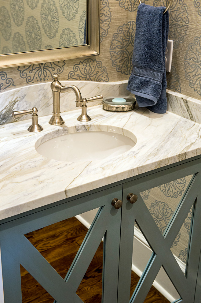 Immagine di una piccola stanza da bagno tradizionale con ante marroni, piastrelle beige, lavabo sottopiano e top in marmo