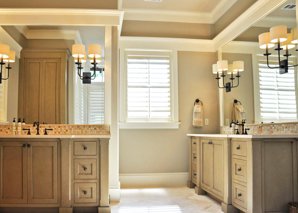 Inspiration för ett mellanstort vintage en-suite badrum, med möbel-liknande, beige skåp, beige kakel, glaskakel, beige väggar och klinkergolv i keramik