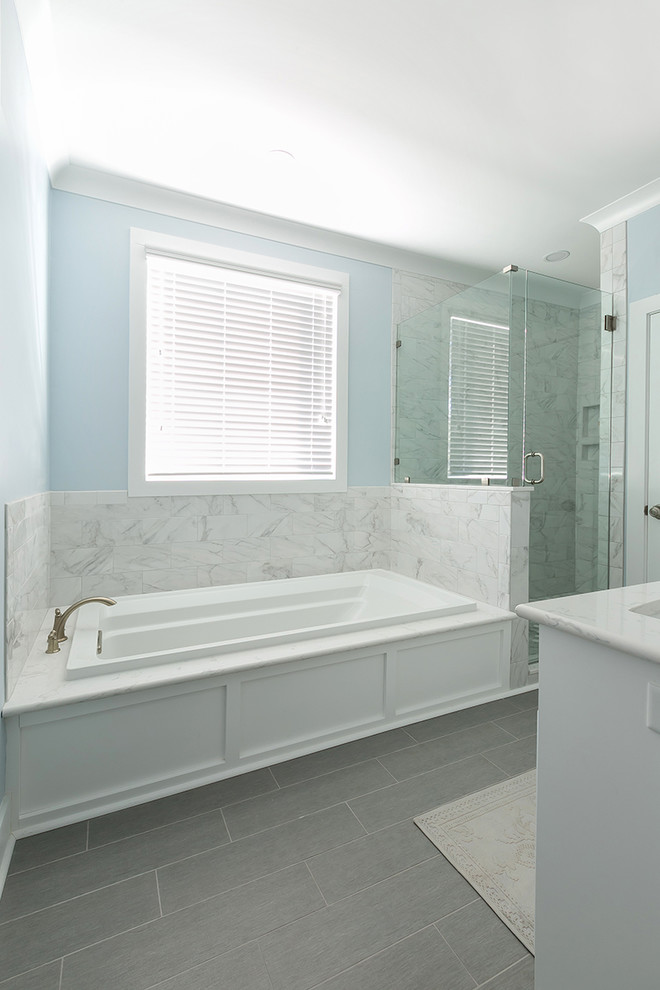 Exempel på ett mellanstort klassiskt en-suite badrum, med skåp i shakerstil, vita skåp, ett platsbyggt badkar, en hörndusch, en toalettstol med hel cisternkåpa, svart och vit kakel, blå väggar och ett undermonterad handfat