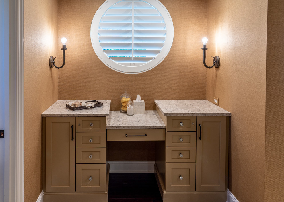 Esempio di una stanza da bagno padronale tradizionale di medie dimensioni con ante con riquadro incassato, top in quarzite, pareti marroni, top grigio e ante grigie