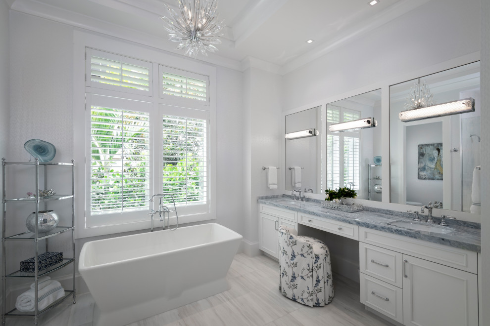 Источник вдохновения для домашнего уюта: ванная комната в морском стиле с синими стенами, паркетным полом среднего тона, коричневым полом, сводчатым потолком и стенами из вагонки