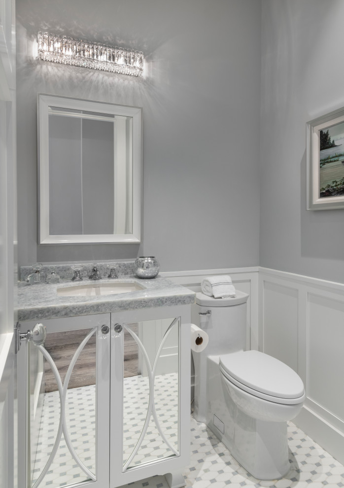 Idee per una stanza da bagno costiera con consolle stile comò, ante bianche, top in marmo, top grigio, un lavabo e mobile bagno freestanding