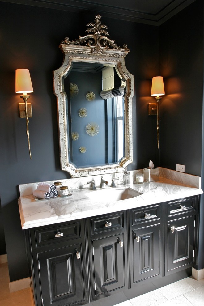 シカゴにあるトラディショナルスタイルのおしゃれな浴室 (黒いキャビネット、白いタイル、黒い壁、アンダーカウンター洗面器、大理石の洗面台) の写真