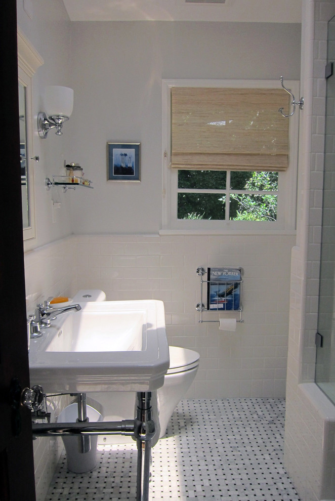 Diseño de cuarto de baño principal clásico de tamaño medio con lavabo con pedestal, ducha empotrada, sanitario de dos piezas, baldosas y/o azulejos blancos, baldosas y/o azulejos de cerámica, paredes grises y suelo con mosaicos de baldosas