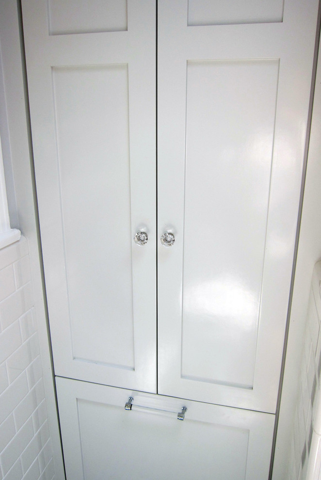 Idéer för ett mellanstort klassiskt en-suite badrum, med ett piedestal handfat, en dusch i en alkov, en toalettstol med separat cisternkåpa, vit kakel, keramikplattor, grå väggar, mosaikgolv, luckor med infälld panel och vita skåp