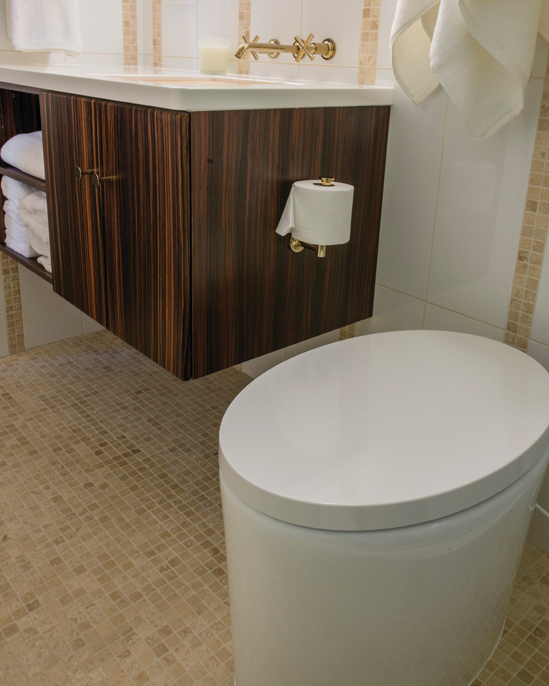 На фото: главная ванная комната в современном стиле с врезной раковиной и столешницей из искусственного кварца с