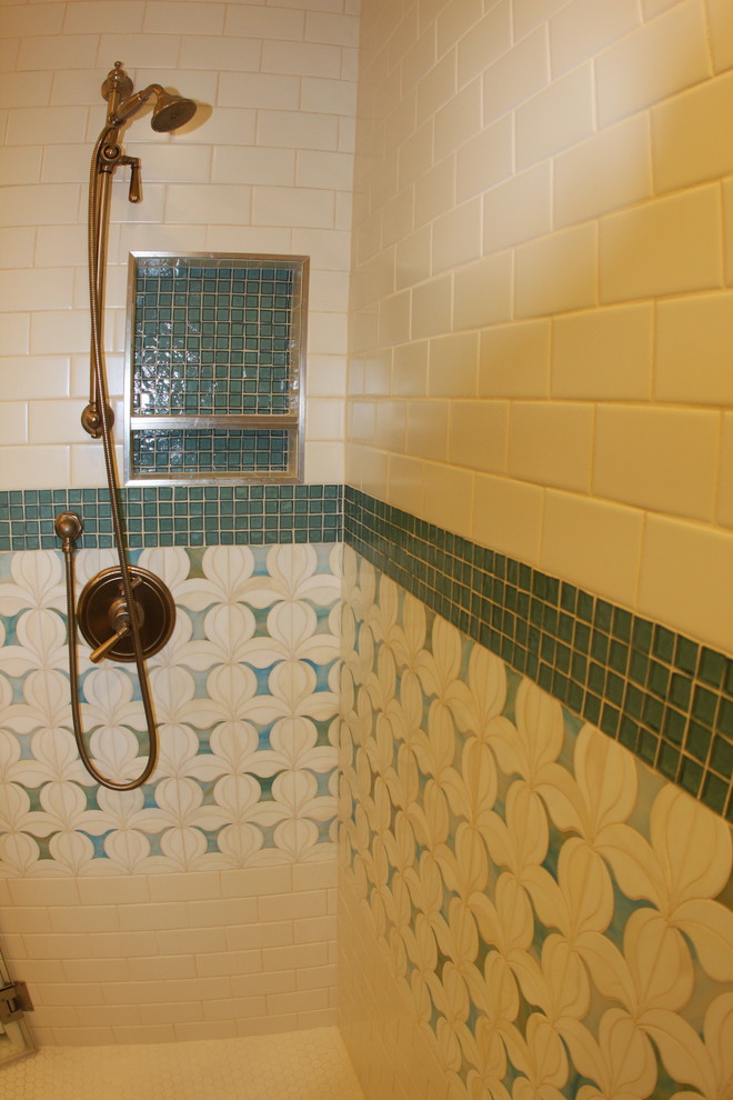 Immagine di una piccola stanza da bagno con doccia american style con ante di vetro, ante bianche, doccia a filo pavimento, piastrelle multicolore, piastrelle in ceramica, pareti beige, pavimento con piastrelle in ceramica e lavabo a colonna