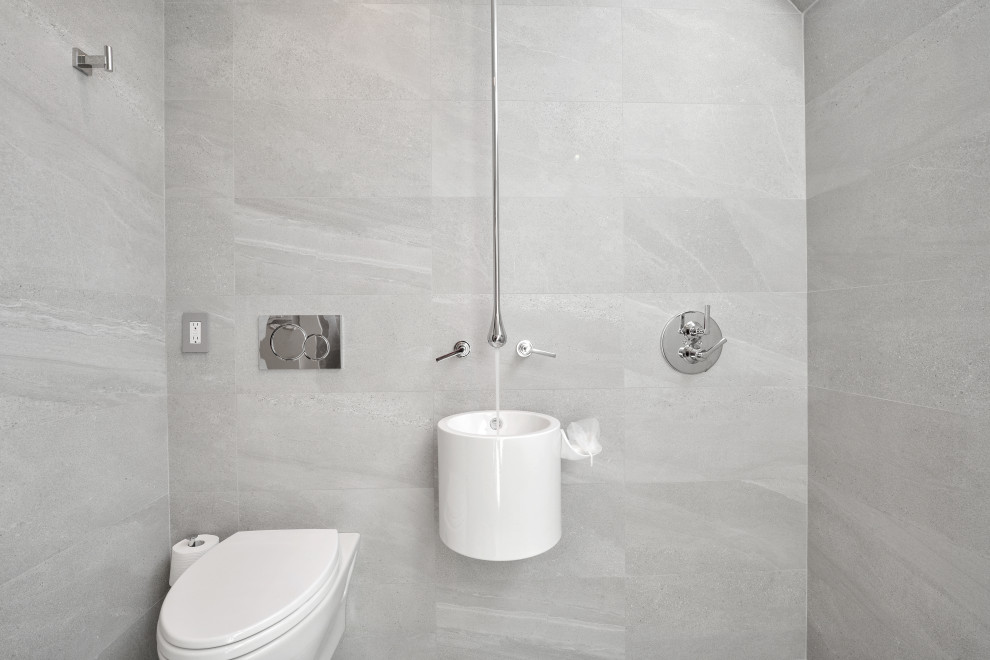 Bild på ett mellanstort orientaliskt en-suite badrum, med våtrum, en vägghängd toalettstol, grå kakel, porslinskakel, klinkergolv i keramik, ett väggmonterat handfat, grått golv och med dusch som är öppen