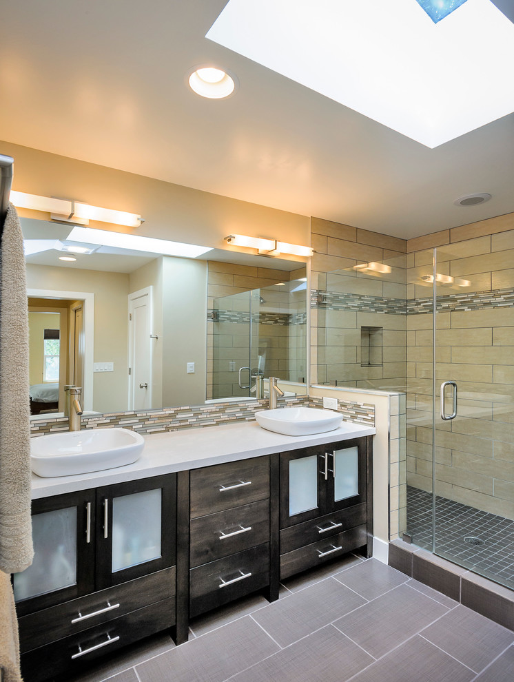 На фото: главная ванная комната среднего размера в современном стиле с настольной раковиной, стеклянными фасадами, душем в нише, разноцветной плиткой и бежевыми стенами с