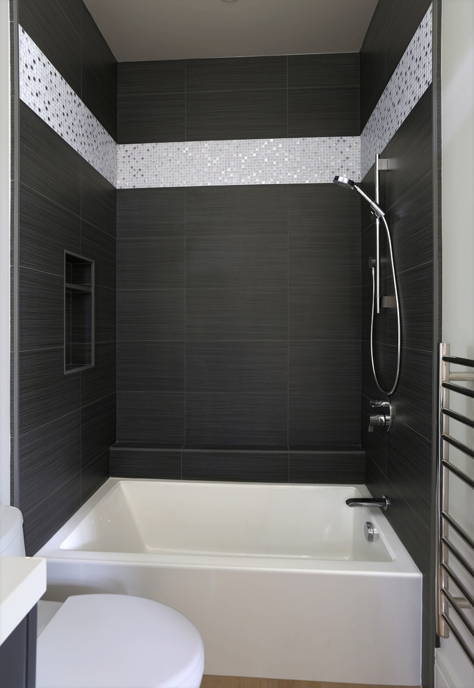 Aménagement d'une grande salle de bain principale contemporaine en bois brun avec un placard à porte shaker, une baignoire indépendante, une douche double, un carrelage beige, un carrelage de pierre, un mur blanc, un lavabo encastré et un plan de toilette en marbre.