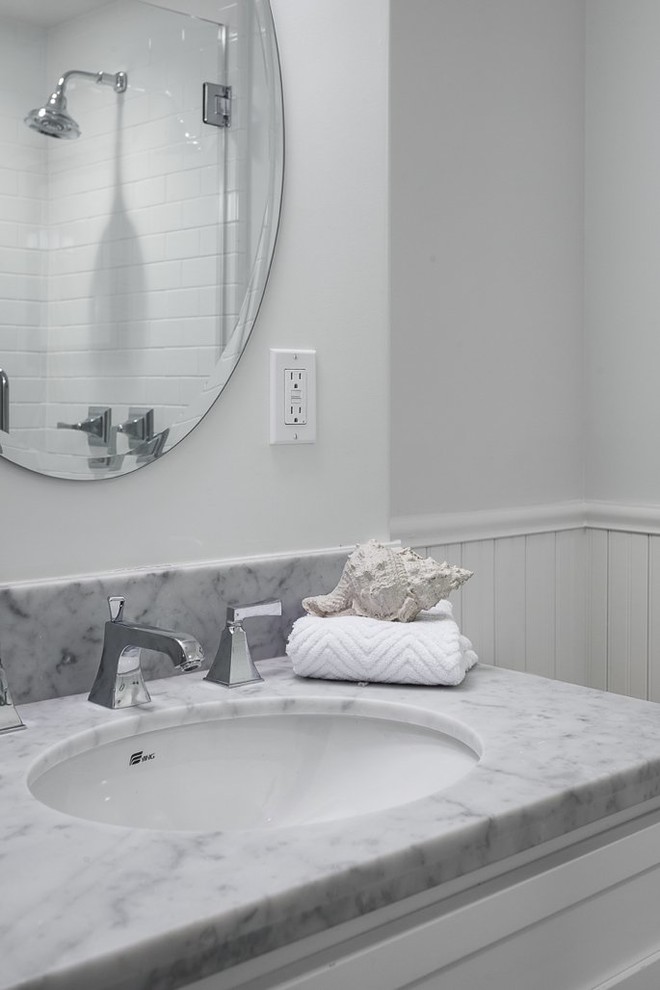 Immagine di una piccola stanza da bagno padronale country con lavabo sottopiano, top in marmo, pareti bianche, ante con riquadro incassato e ante bianche