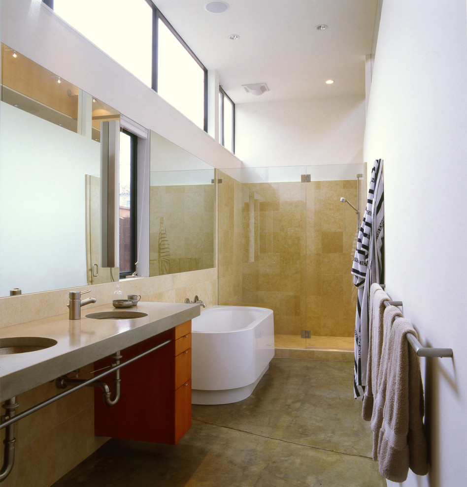 Ejemplo de cuarto de baño contemporáneo con bañera exenta y ducha empotrada