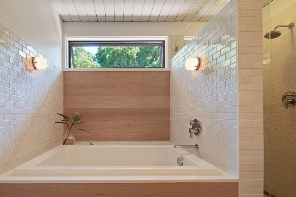 Mid-Century Badezimmer mit Einbaubadewanne, Duschnische, weißen Fliesen und Metrofliesen in San Francisco