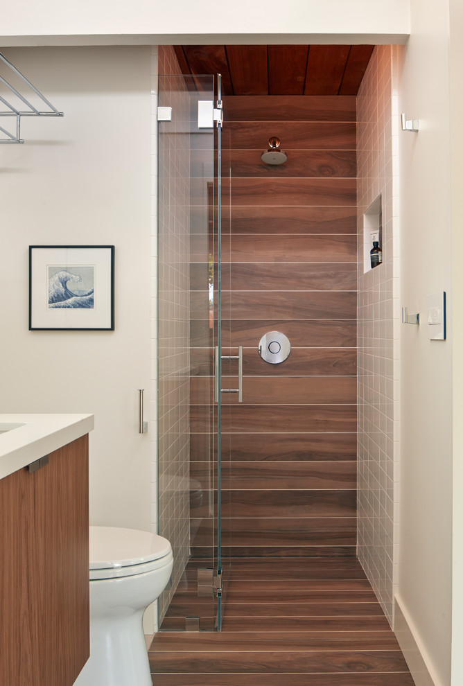 Esempio di una stanza da bagno minimalista con lavabo sottopiano, ante lisce, ante in legno scuro, doccia a filo pavimento, piastrelle marroni e pareti beige