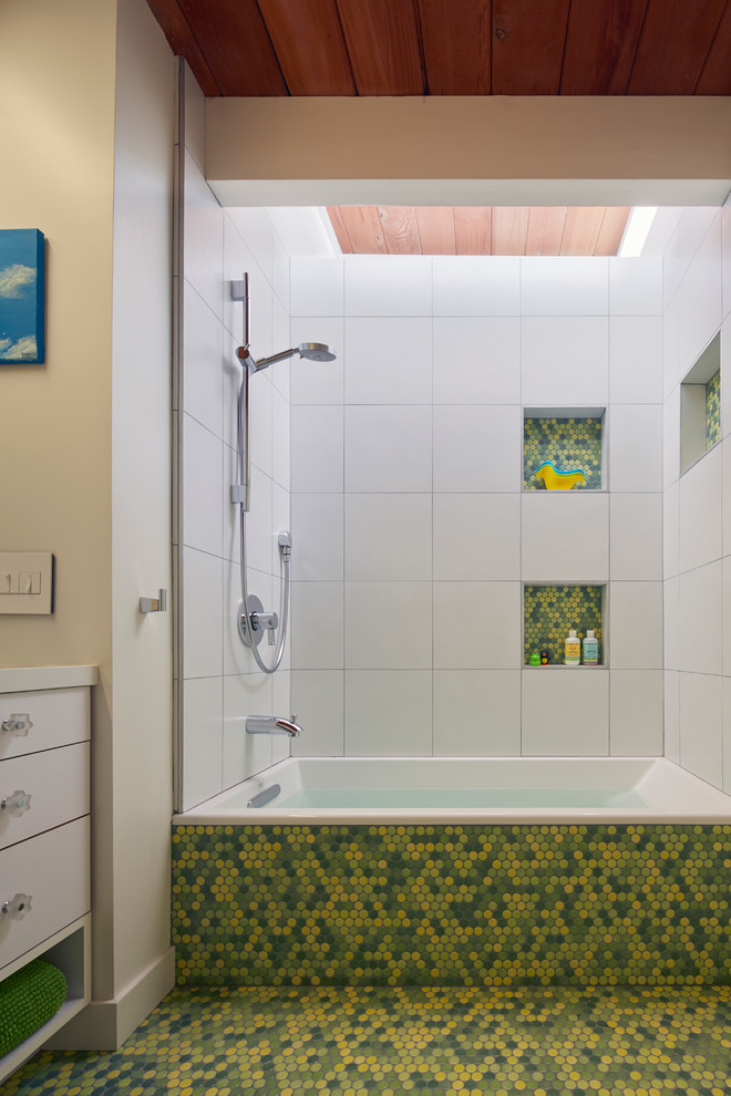Idées déco pour une salle de bain rétro avec un placard à porte plane, des portes de placard blanches, une baignoire en alcôve, un combiné douche/baignoire, un carrelage vert, mosaïque, un mur beige et un sol en carrelage de terre cuite.