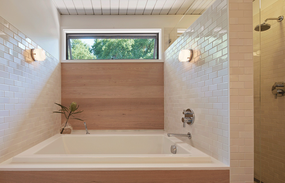 Exempel på ett 50 tals badrum, med ett platsbyggt badkar, en dusch i en alkov, vit kakel och tunnelbanekakel