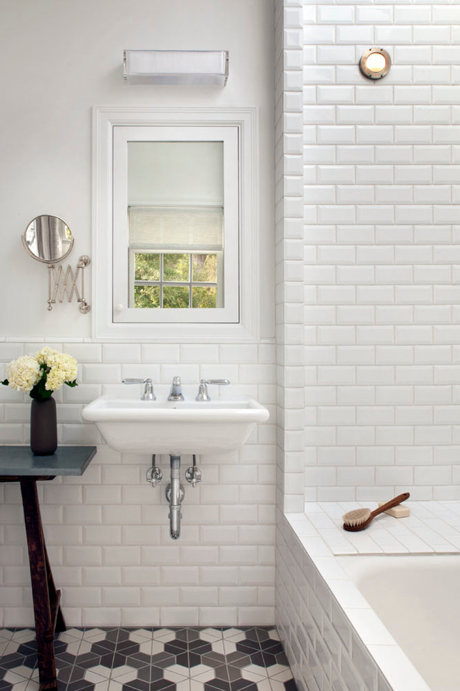 サンフランシスコにある小さなトランジショナルスタイルのおしゃれな浴室 (壁付け型シンク、白いタイル、アンダーマウント型浴槽、セラミックタイル、白い壁、セラミックタイルの床) の写真