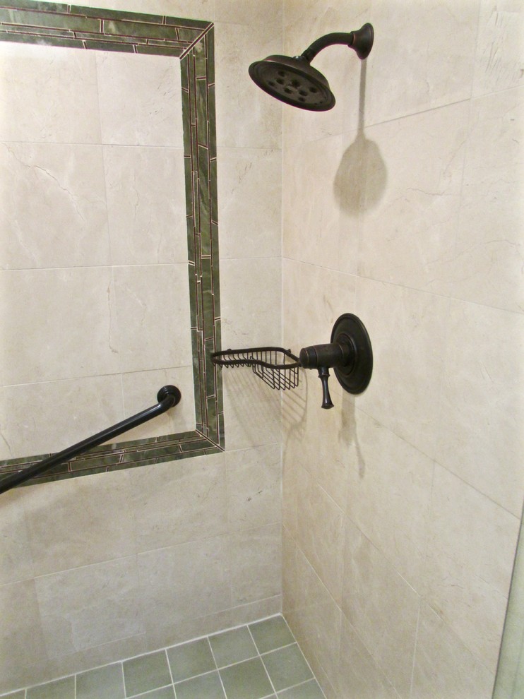 Réalisation d'une douche en alcôve principale asiatique en bois brun de taille moyenne avec un lavabo encastré, un plan de toilette en quartz modifié, une baignoire en alcôve, WC séparés, un carrelage vert, un carrelage de pierre, un mur beige et parquet clair.