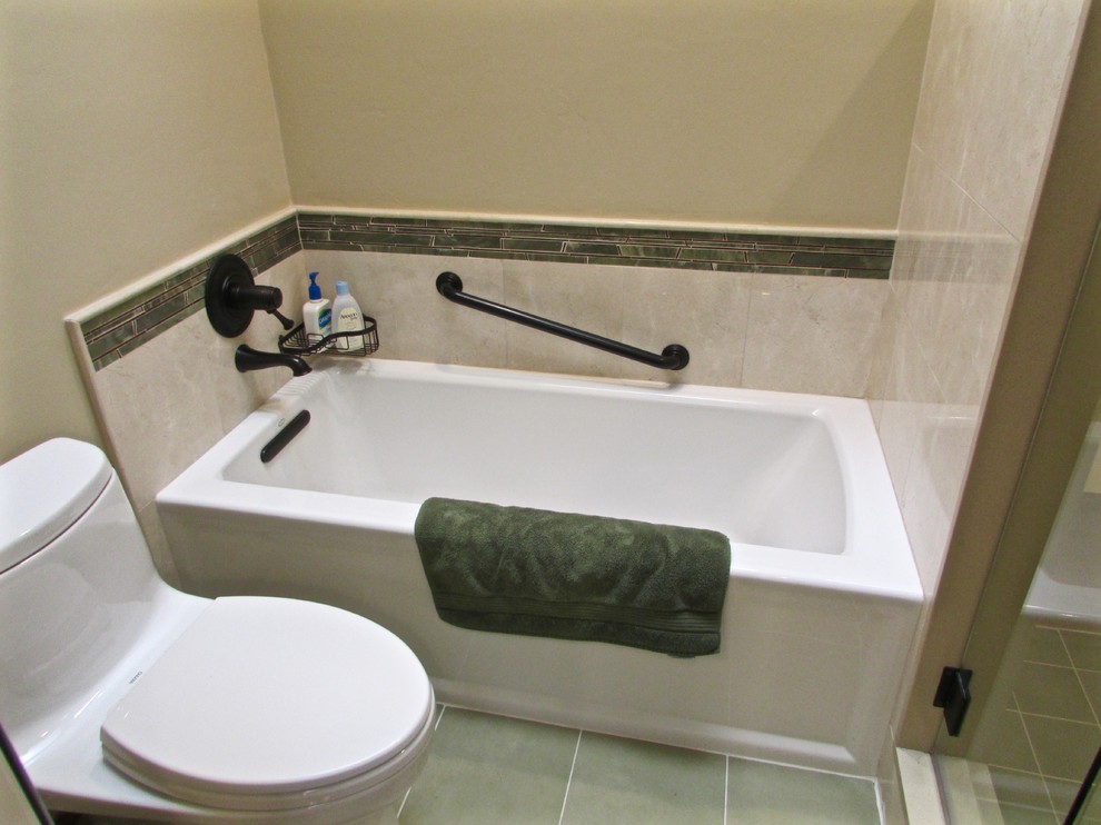 Inredning av ett asiatiskt mellanstort en-suite badrum, med ett undermonterad handfat, skåp i mellenmörkt trä, bänkskiva i kvarts, ett badkar i en alkov, en dusch i en alkov, en toalettstol med separat cisternkåpa, grön kakel, stenkakel, beige väggar och ljust trägolv