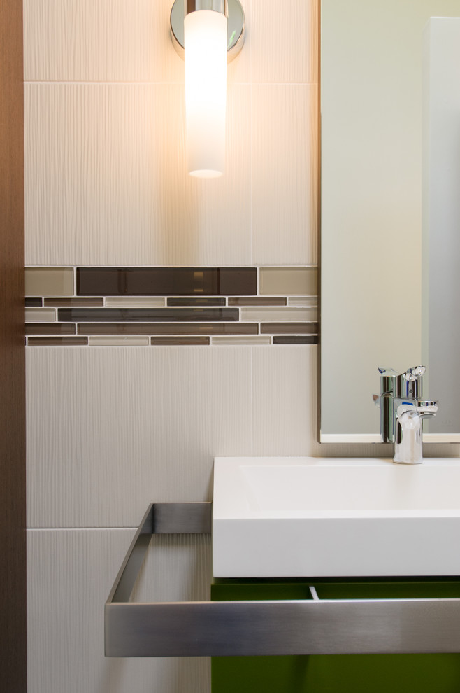 Idéer för ett mellanstort modernt en-suite badrum, med ett integrerad handfat, gröna skåp, en hörndusch, en vägghängd toalettstol, brun kakel, porslinskakel, vita väggar och klinkergolv i porslin