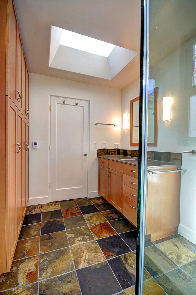 Esempio di una stanza da bagno minimalista di medie dimensioni con ante in stile shaker, ante in legno scuro, pareti bianche e piastrelle multicolore