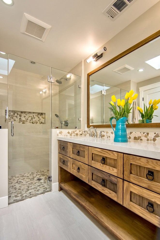 Aménagement d'une salle de bain classique en bois foncé avec un carrelage beige et un placard à porte shaker.