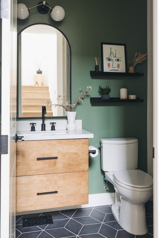Exemple d'une petite salle de bain tendance en bois brun avec un placard à porte plane, une baignoire en alcôve, un combiné douche/baignoire, WC séparés, un carrelage blanc, un carrelage métro, un mur vert, un sol en carrelage de porcelaine, un lavabo encastré, un plan de toilette en quartz modifié, un sol noir, une cabine de douche à porte battante, un plan de toilette blanc, meuble simple vasque et meuble-lavabo suspendu.