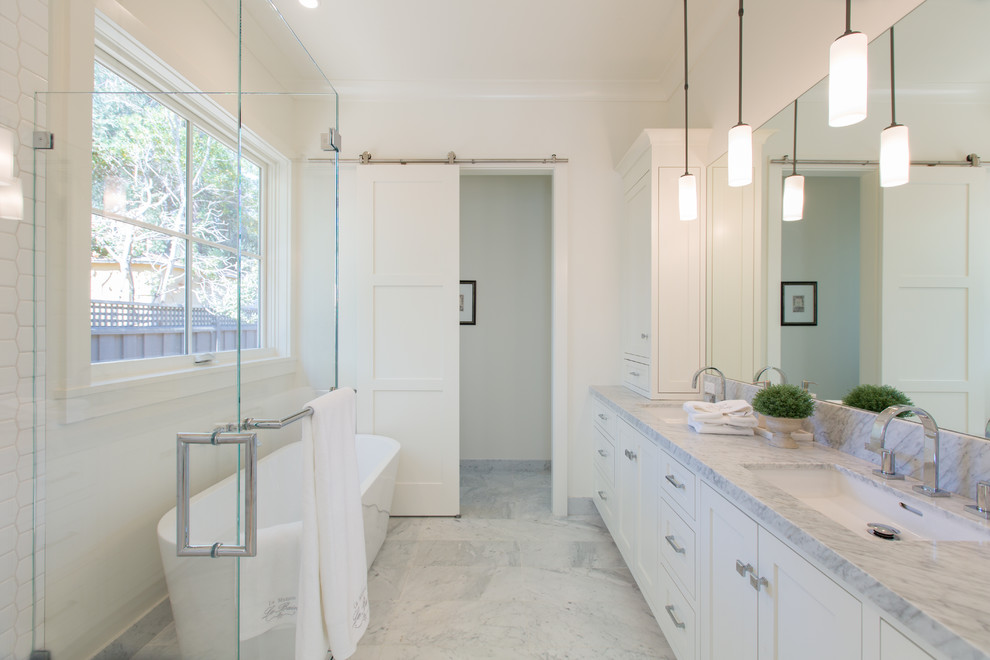 Идея дизайна: ванная комната в стиле неоклассика (современная классика) с душем с распашными дверями