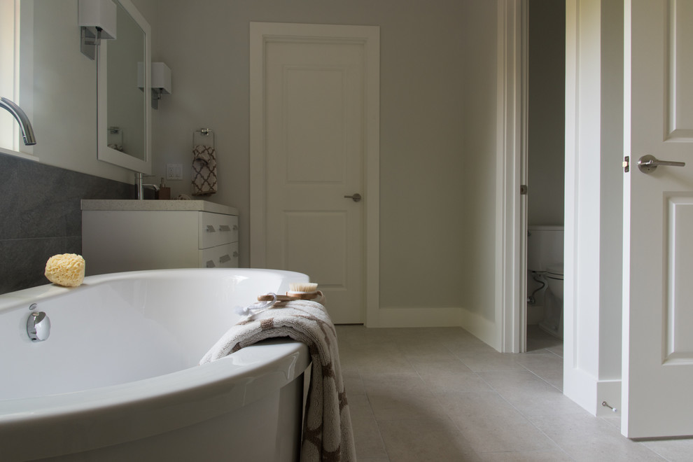 Idées déco pour une grande salle de bain contemporaine avec une baignoire indépendante, une douche à l'italienne, un carrelage gris, des carreaux de céramique et un sol en carrelage de porcelaine.