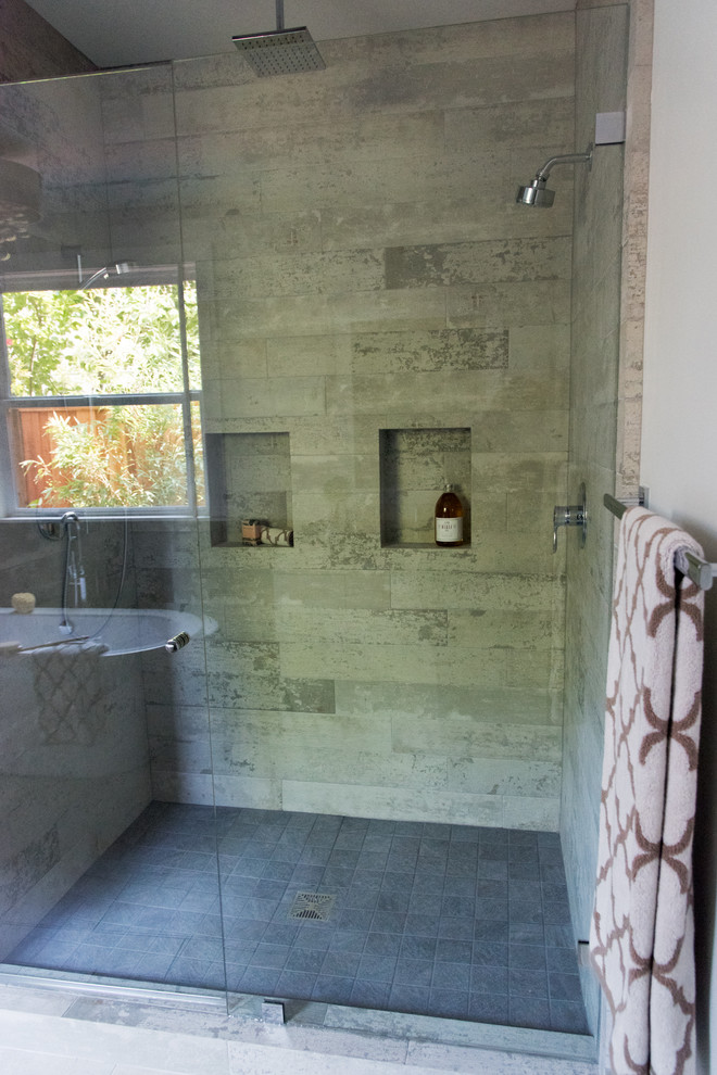 Großes Modernes Badezimmer mit freistehender Badewanne, bodengleicher Dusche, grauen Fliesen, Keramikfliesen und Porzellan-Bodenfliesen in San Francisco