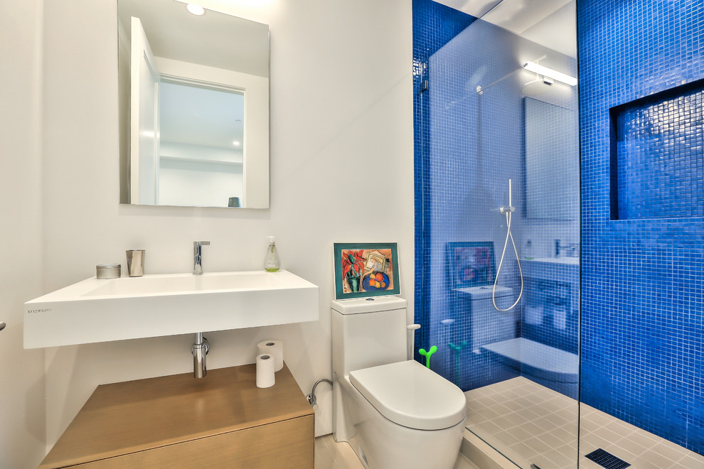 Пример оригинального дизайна: ванная комната в современном стиле с душем в нише, синей плиткой, плиткой мозаикой, белыми стенами, подвесной раковиной, серым полом и открытым душем
