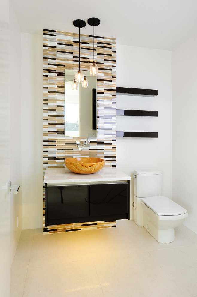Inspiration för små moderna badrum med dusch, med släta luckor, svarta skåp, en toalettstol med separat cisternkåpa, beige kakel, svart kakel, vit kakel, stickkakel, vita väggar, ett fristående handfat och bänkskiva i kvarts