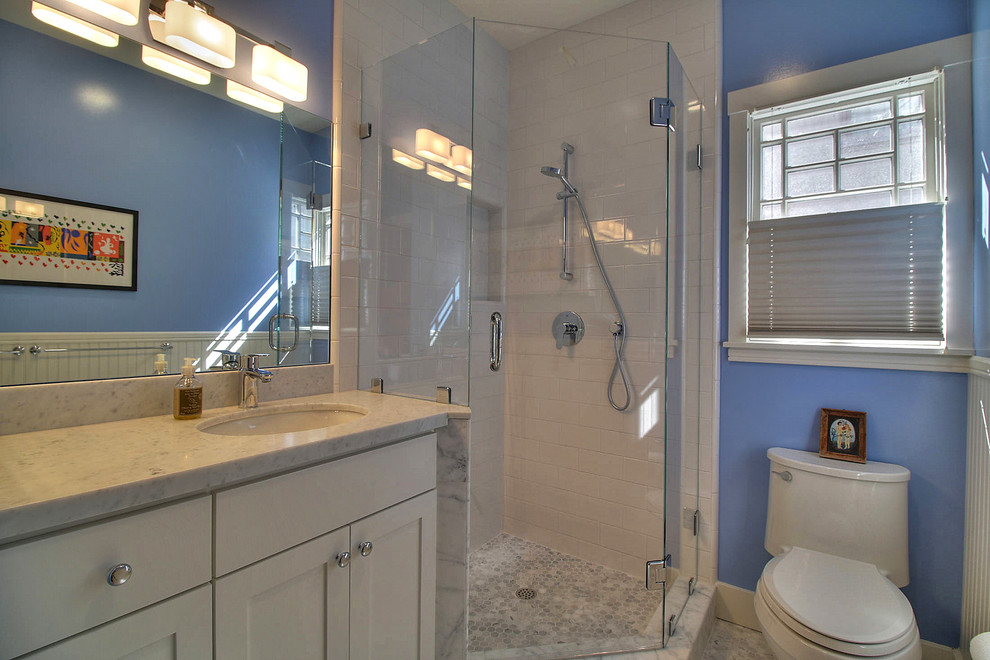 Idéer för att renovera ett amerikanskt badrum med dusch, med luckor med infälld panel, vita skåp, en hörndusch, vit kakel, keramikplattor, blå väggar, marmorgolv och marmorbänkskiva