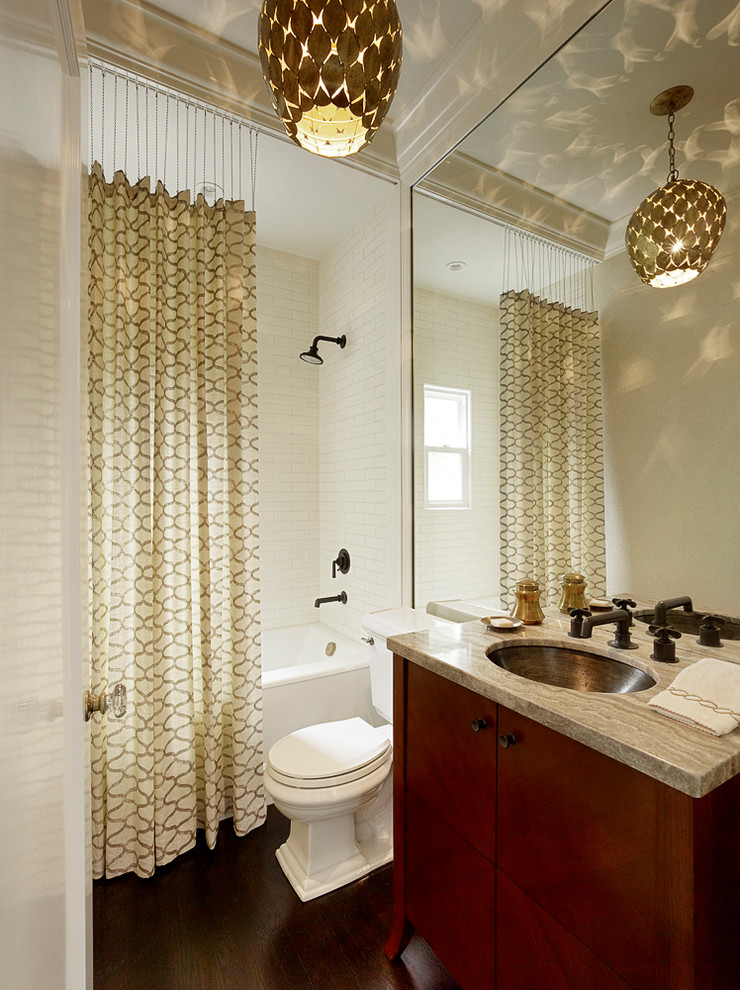 Immagine di una stanza da bagno tradizionale con piastrelle diamantate e lavabo sottopiano