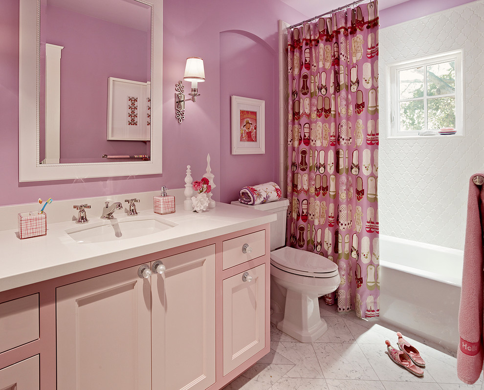 サンフランシスコにある中くらいなトランジショナルスタイルのおしゃれな浴室 (大理石の床、ピンクの壁、落し込みパネル扉のキャビネット、紫のキャビネット、アルコーブ型浴槽、シャワー付き浴槽	、分離型トイレ、白いタイル、磁器タイル、アンダーカウンター洗面器、クオーツストーンの洗面台、白い床、シャワーカーテン) の写真
