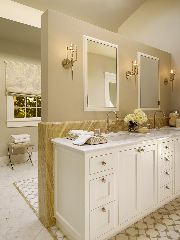 サンフランシスコにあるトランジショナルスタイルのおしゃれな浴室 (アンダーカウンター洗面器、落し込みパネル扉のキャビネット、白いキャビネット) の写真